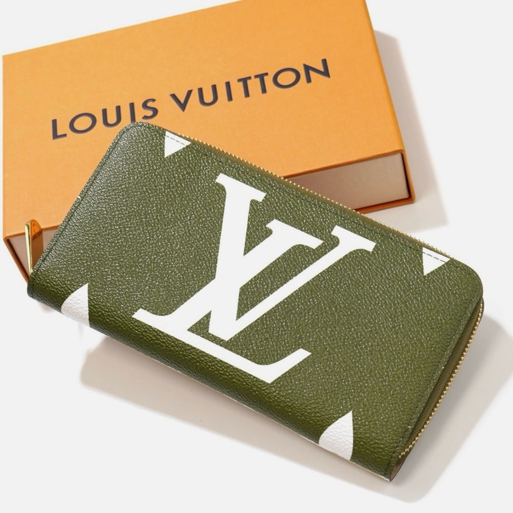 Louis Vuitton Zippy Wallet
Monogram Giant Khaki Green/Beige